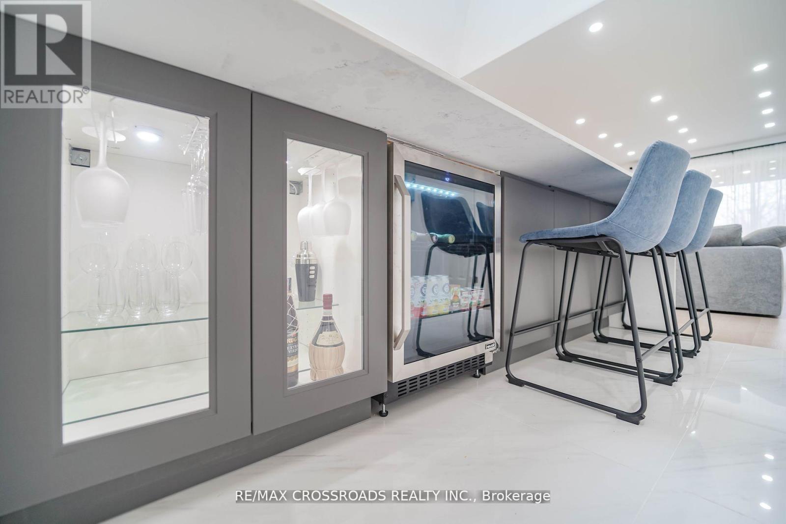 7118 Yonge Street, Innisfil, ON - Indoor Photo Showing Other Room