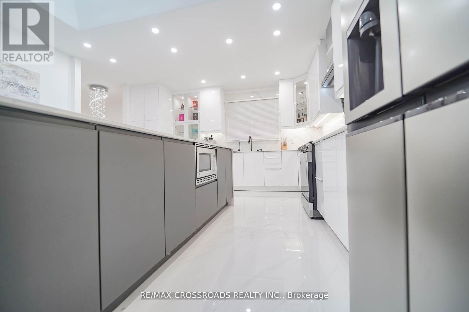 7118 Yonge Street, Innisfil, ON - Indoor Photo Showing Kitchen