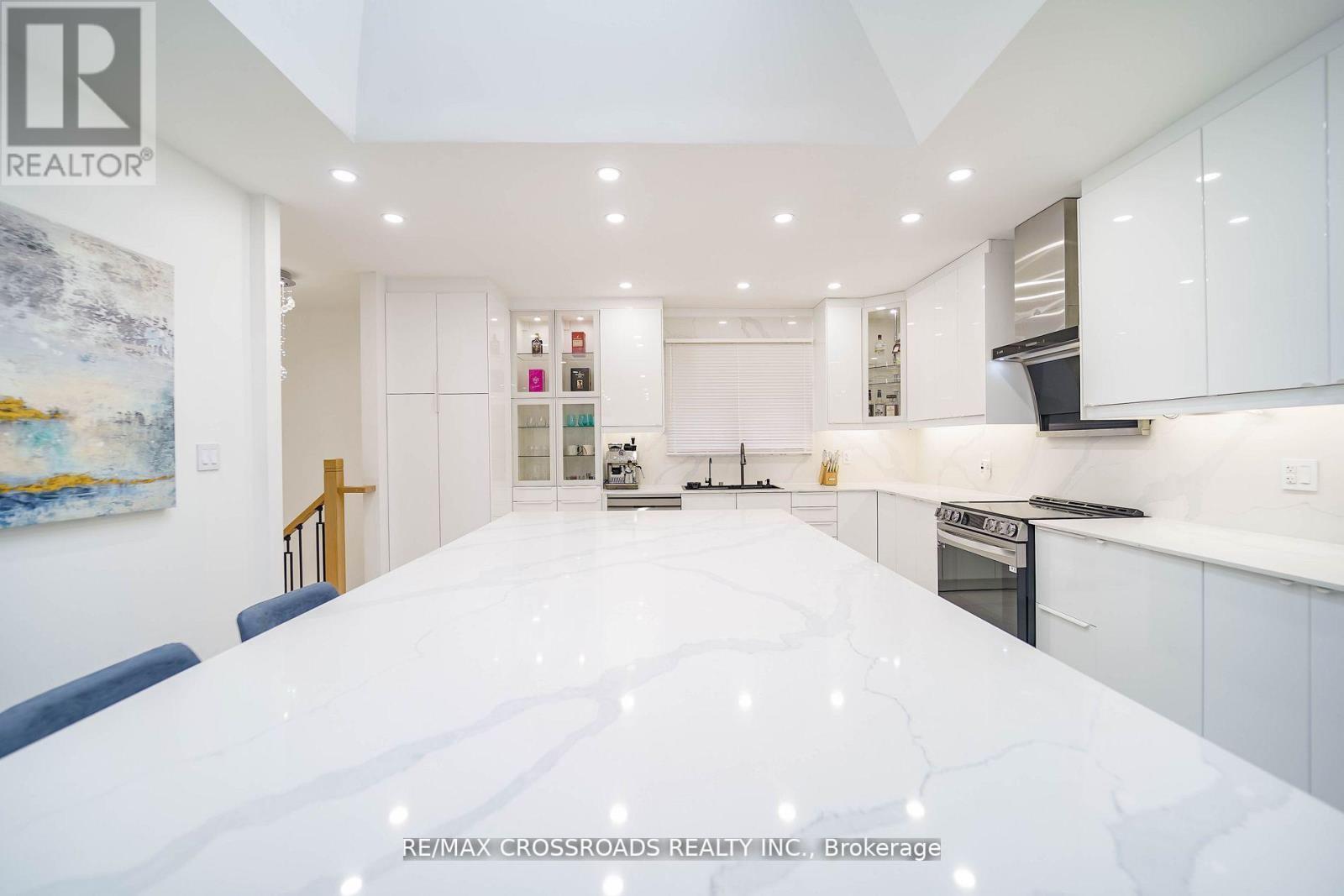 7118 Yonge Street, Innisfil, ON - Indoor Photo Showing Kitchen With Upgraded Kitchen