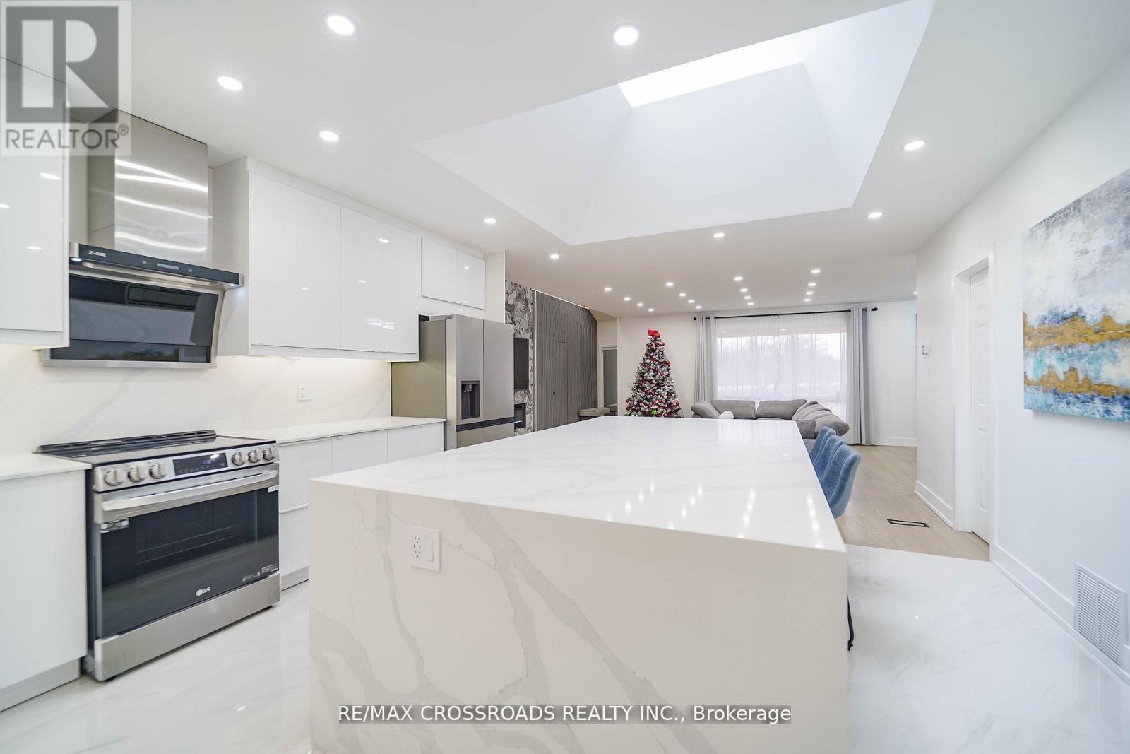 7118 Yonge Street, Innisfil, ON - Indoor