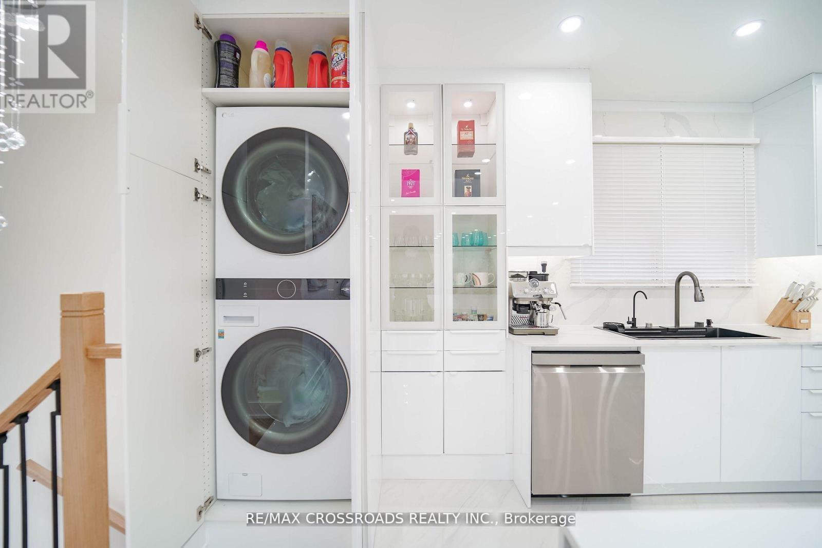 7118 Yonge Street, Innisfil, ON - Indoor Photo Showing Laundry Room