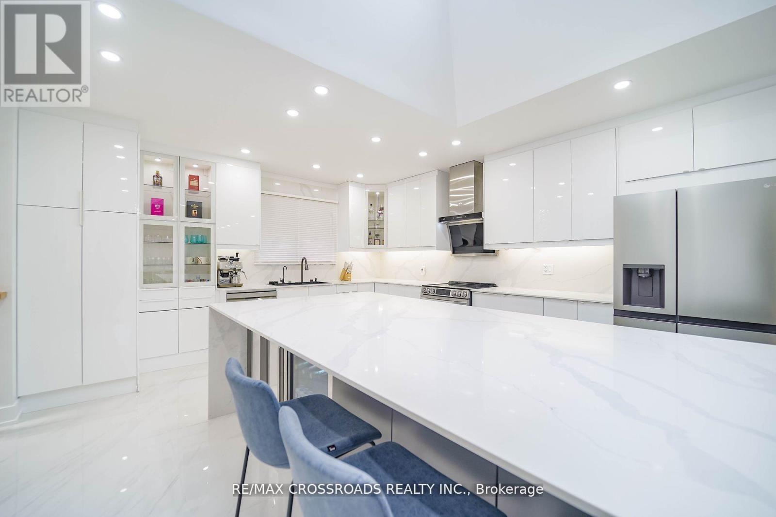 7118 Yonge Street, Innisfil, ON - Indoor Photo Showing Kitchen With Upgraded Kitchen