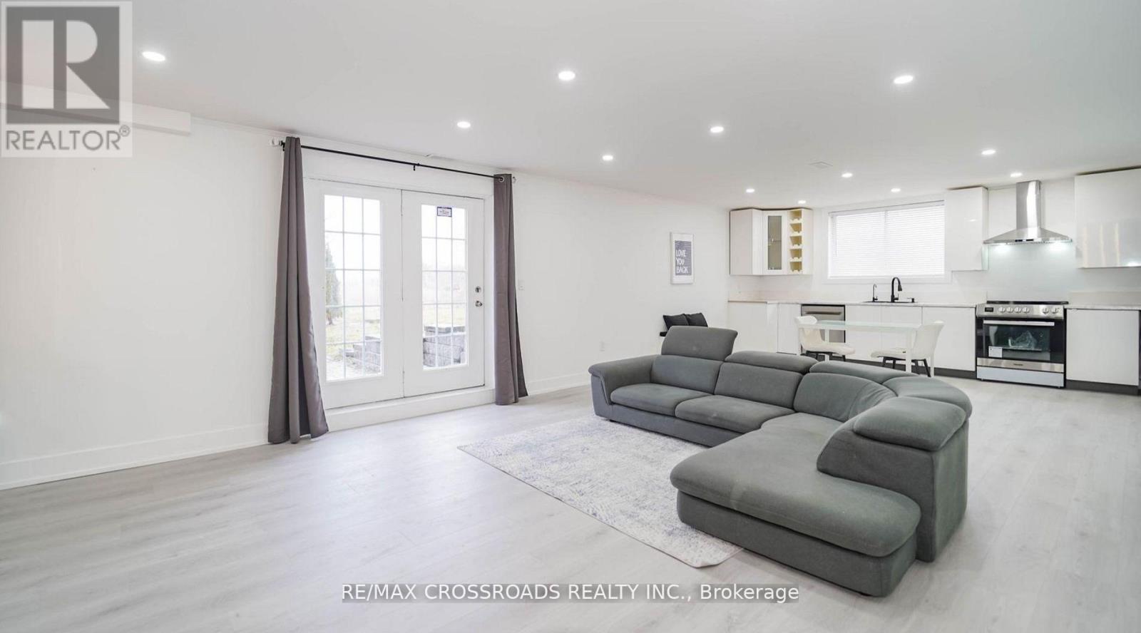 7118 Yonge Street, Innisfil, ON - Indoor