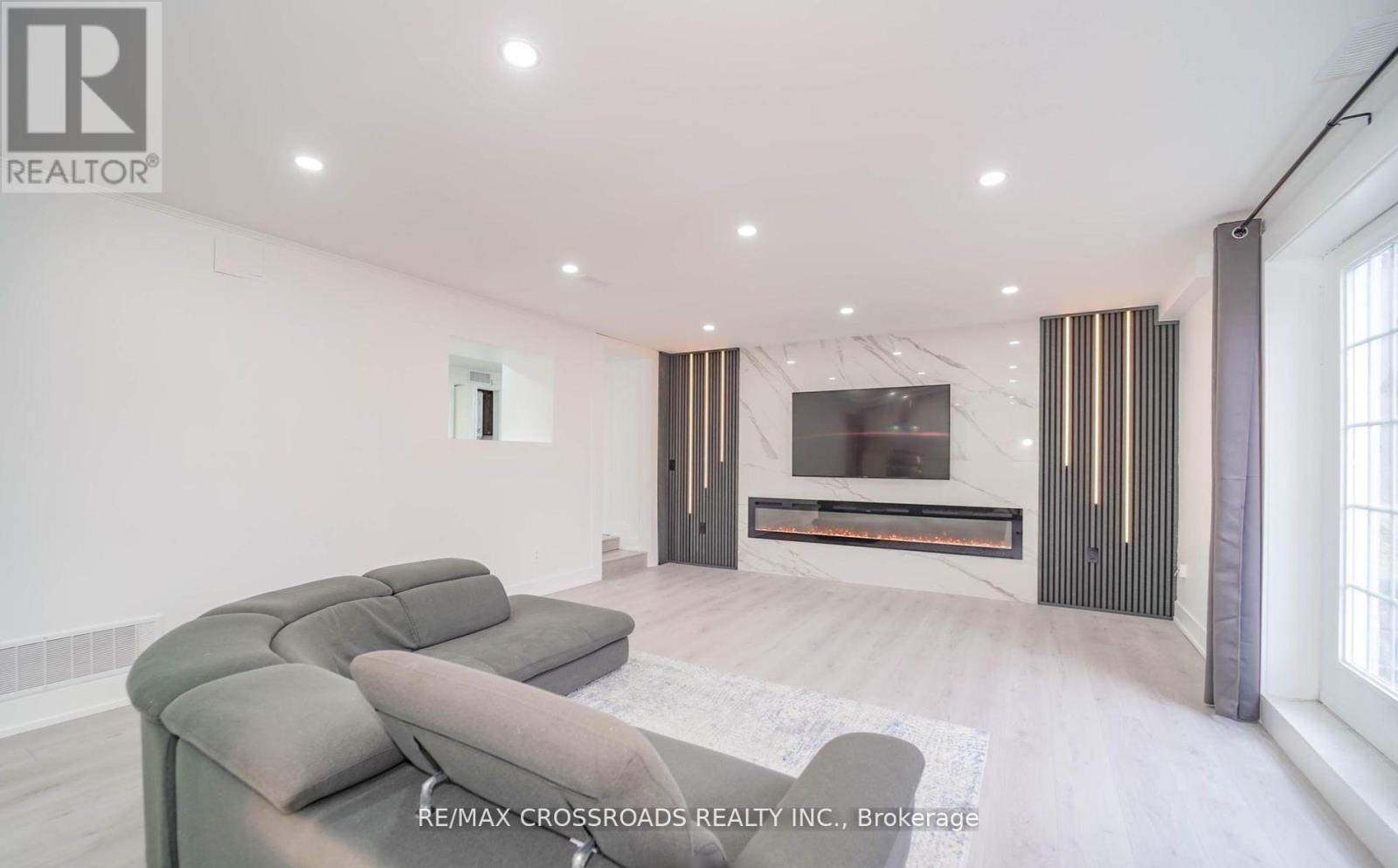 7118 Yonge Street, Innisfil, ON - Indoor Photo Showing Living Room