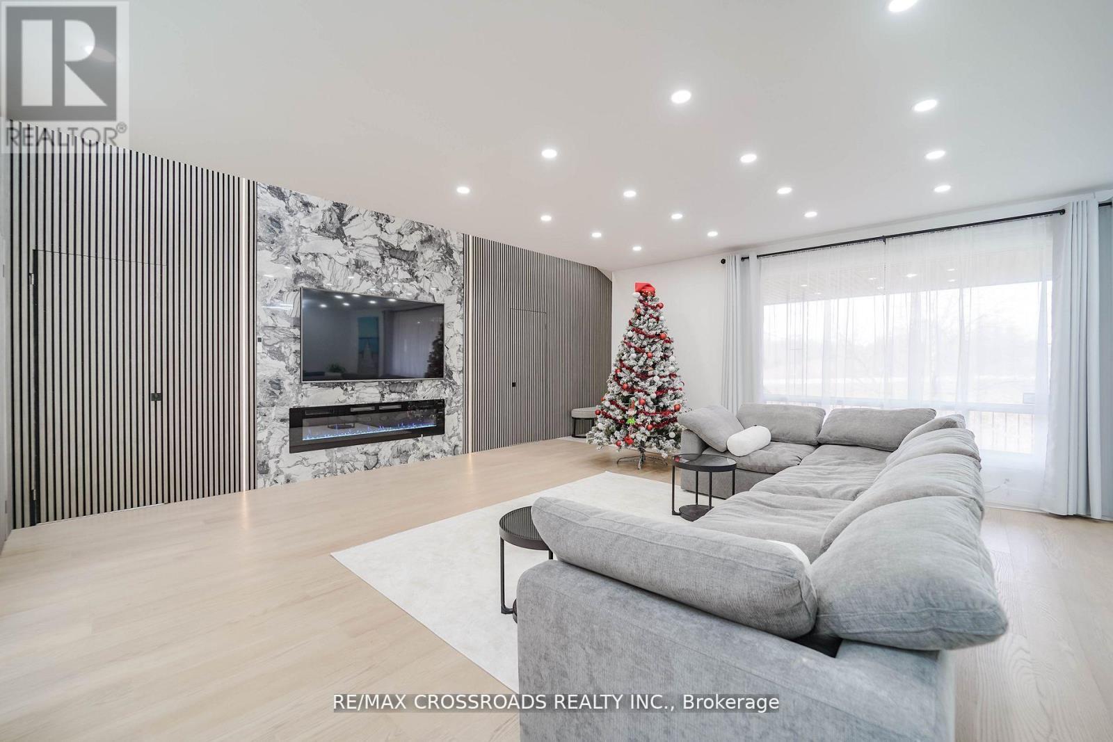 7118 Yonge Street, Innisfil, ON - Indoor Photo Showing Living Room