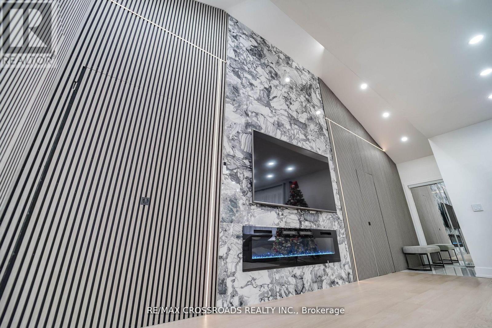 7118 Yonge Street, Innisfil, ON - Indoor Photo Showing Other Room