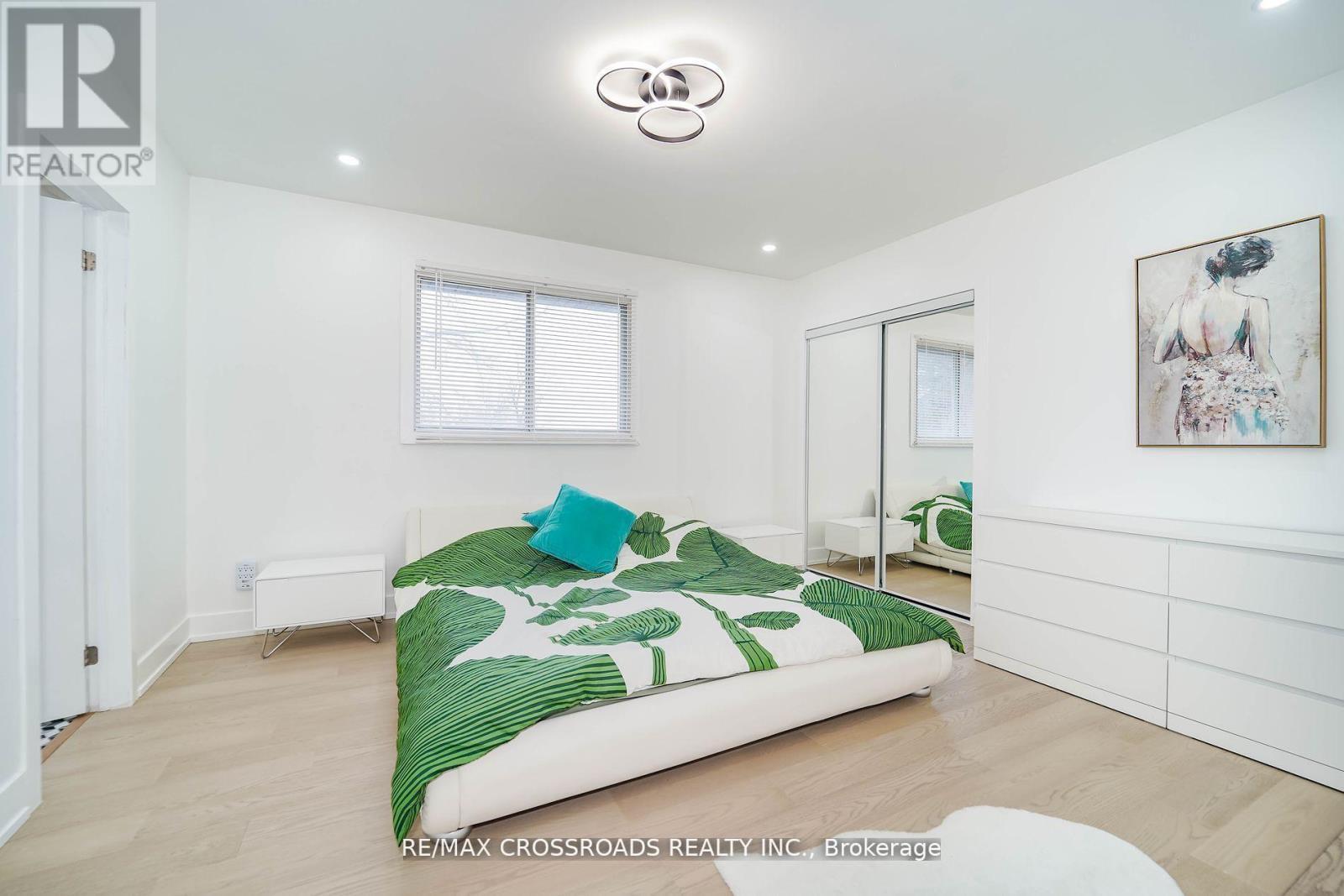 primary bedroom - 7118 Yonge Street, Innisfil, ON - Indoor Photo Showing Bedroom