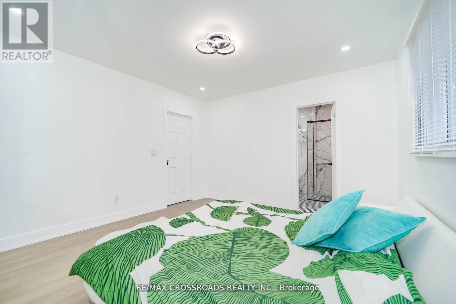 primary bedroom - 7118 Yonge Street, Innisfil, ON - Indoor Photo Showing Bedroom