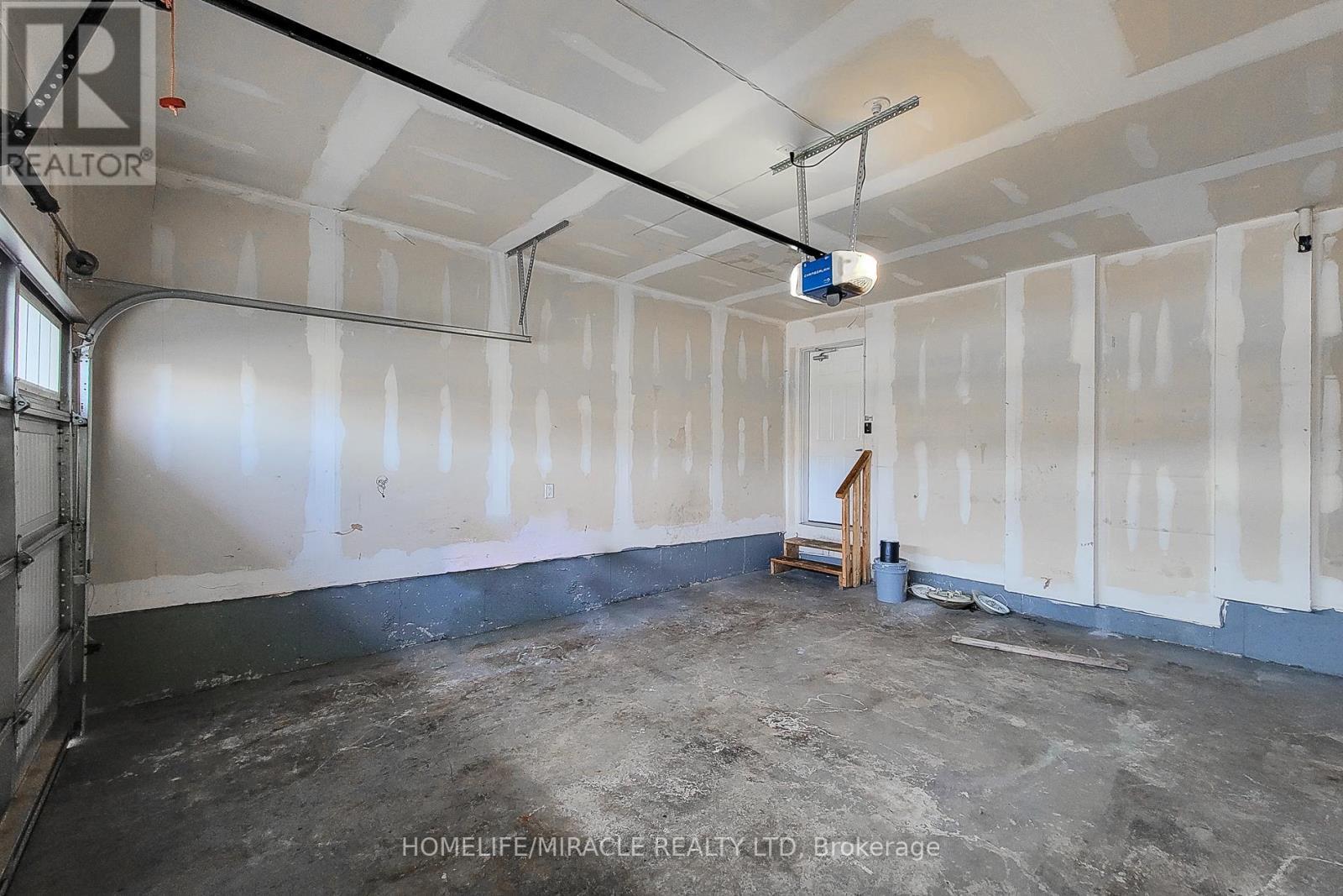 63 Magdalena Street, Hamilton, ON - Indoor Photo Showing Garage