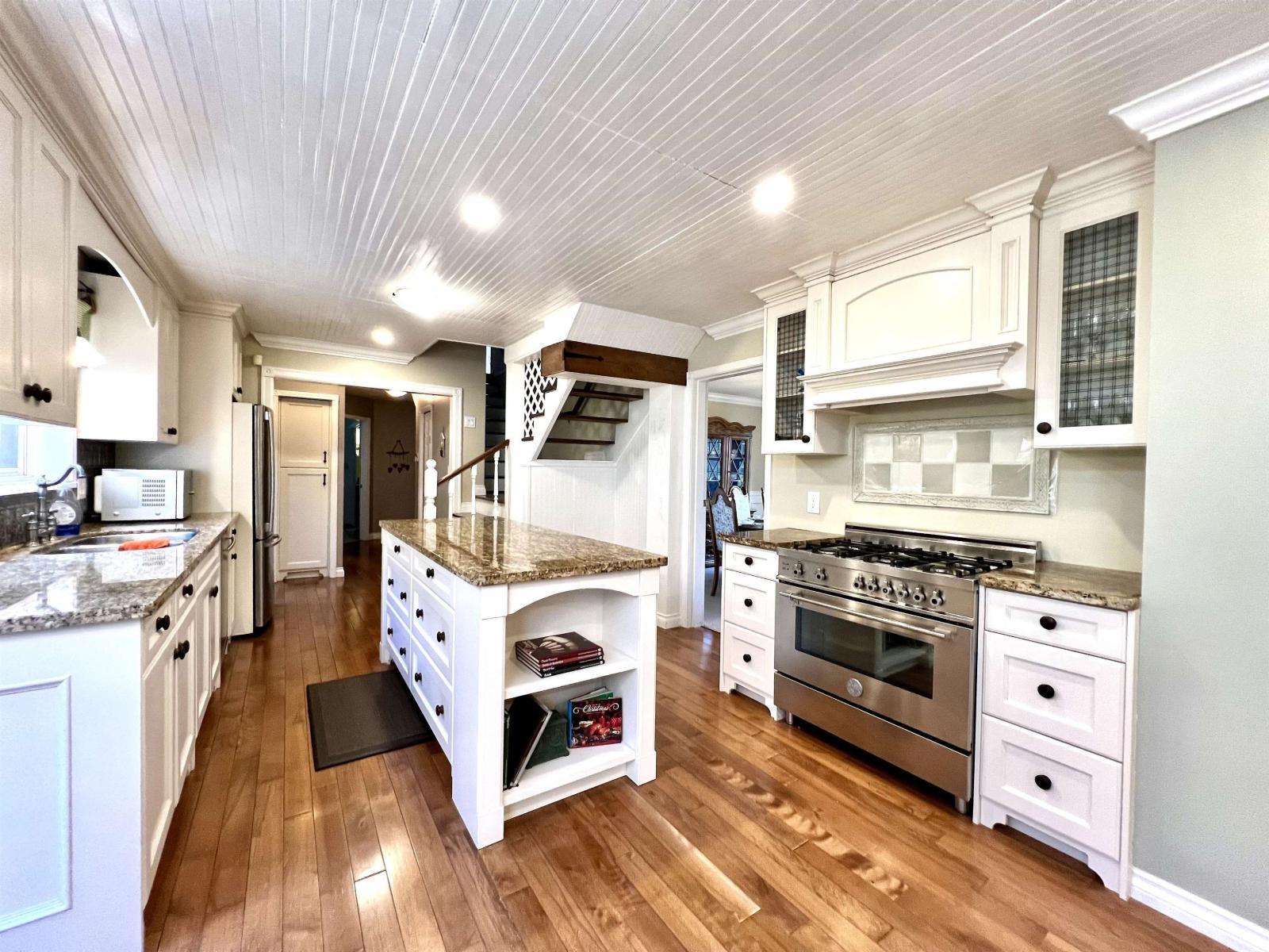 17302 29 Avenue, Surrey, BC - Indoor Photo Showing Kitchen With Upgraded Kitchen