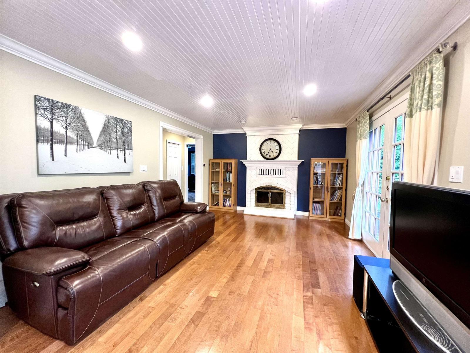 17302 29 Avenue, Surrey, BC - Indoor Photo Showing Living Room With Fireplace