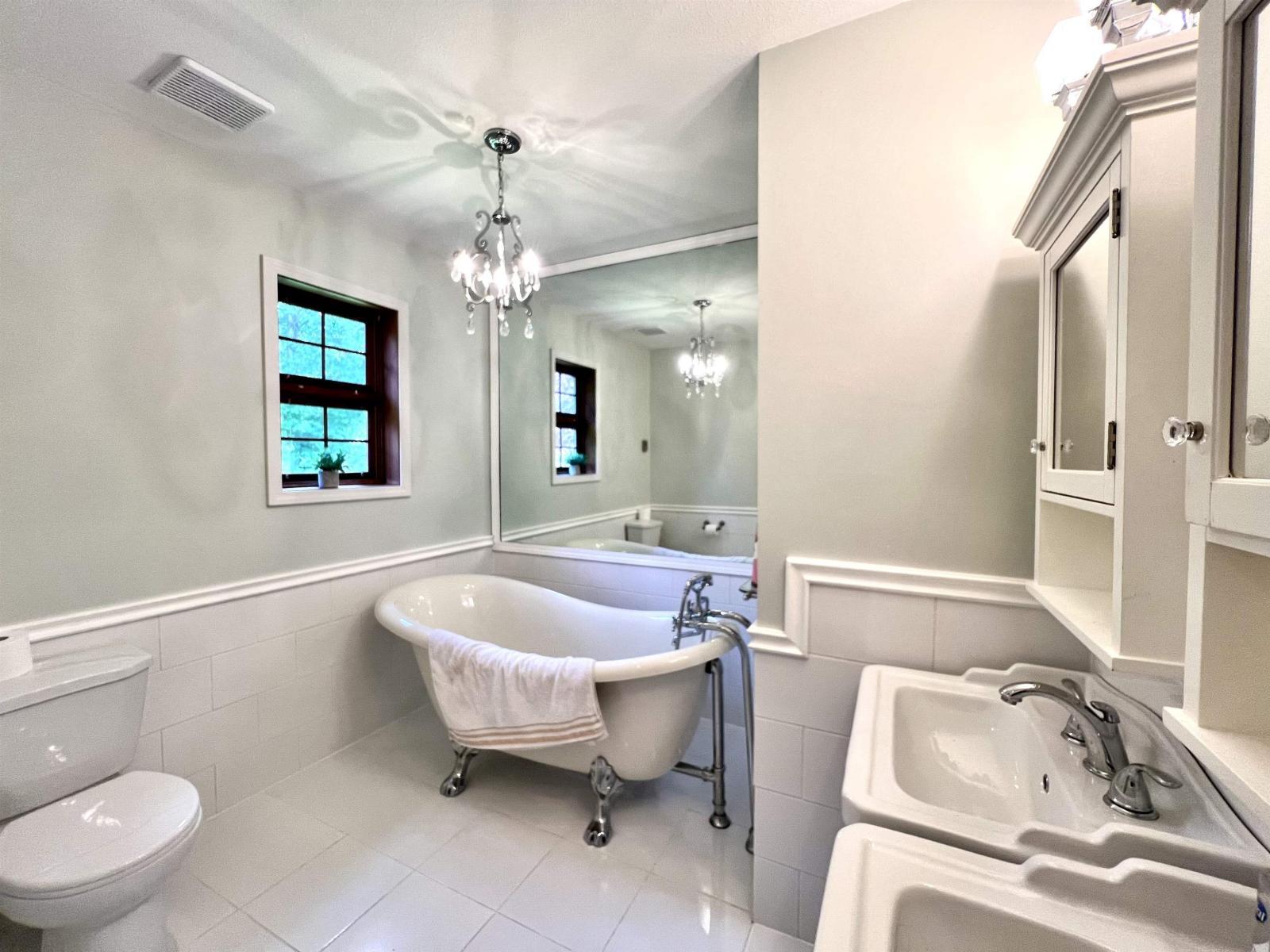 17302 29 Avenue, Surrey, BC - Indoor Photo Showing Bathroom