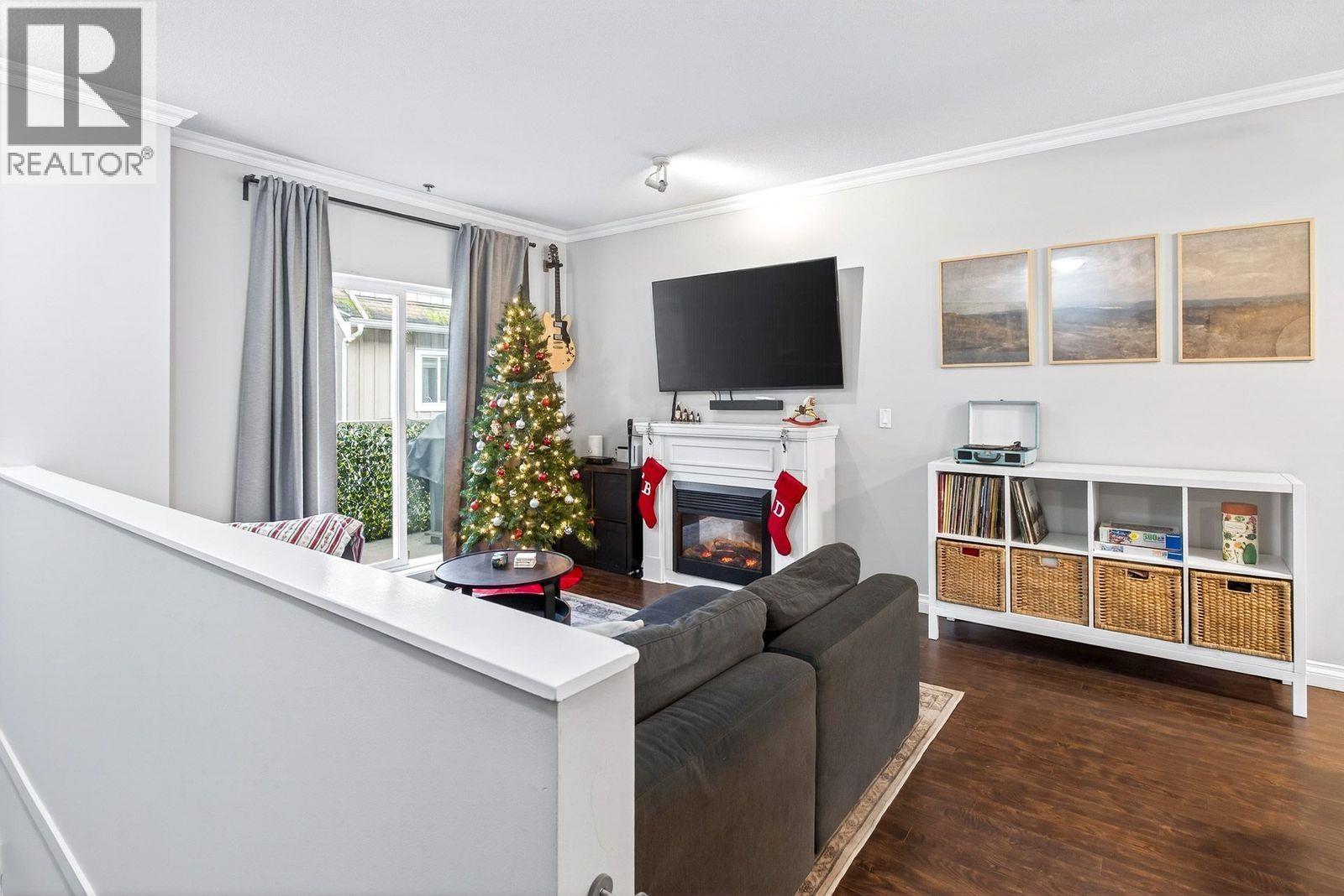 611 1661 Fraser Avenue, Port Coquitlam, BC - Indoor With Fireplace