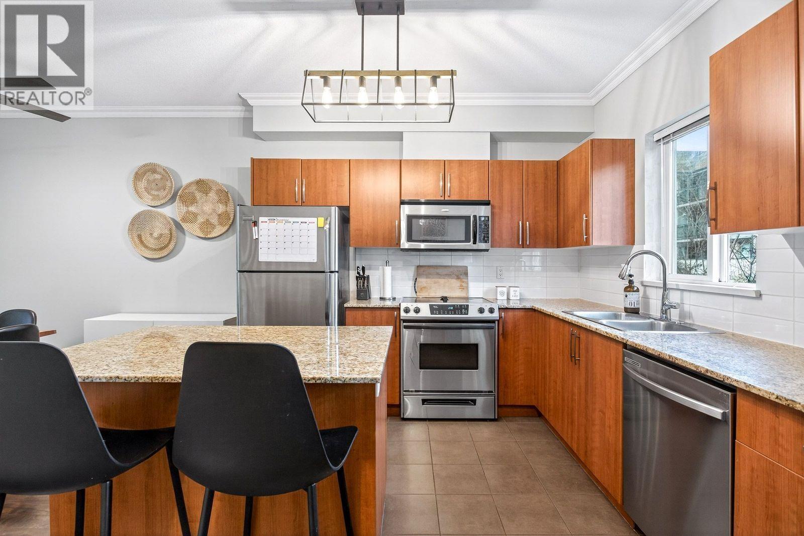 611 1661 Fraser Avenue, Port Coquitlam, BC - Indoor Photo Showing Kitchen With Stainless Steel Kitchen With Double Sink