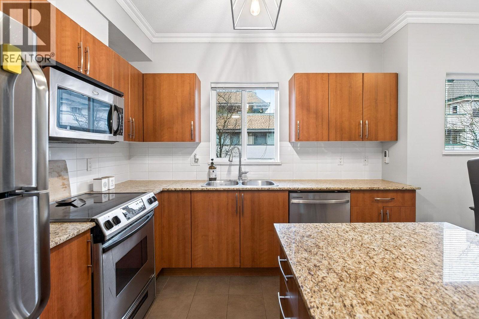 611 1661 Fraser Avenue, Port Coquitlam, BC - Indoor Photo Showing Kitchen With Stainless Steel Kitchen With Double Sink