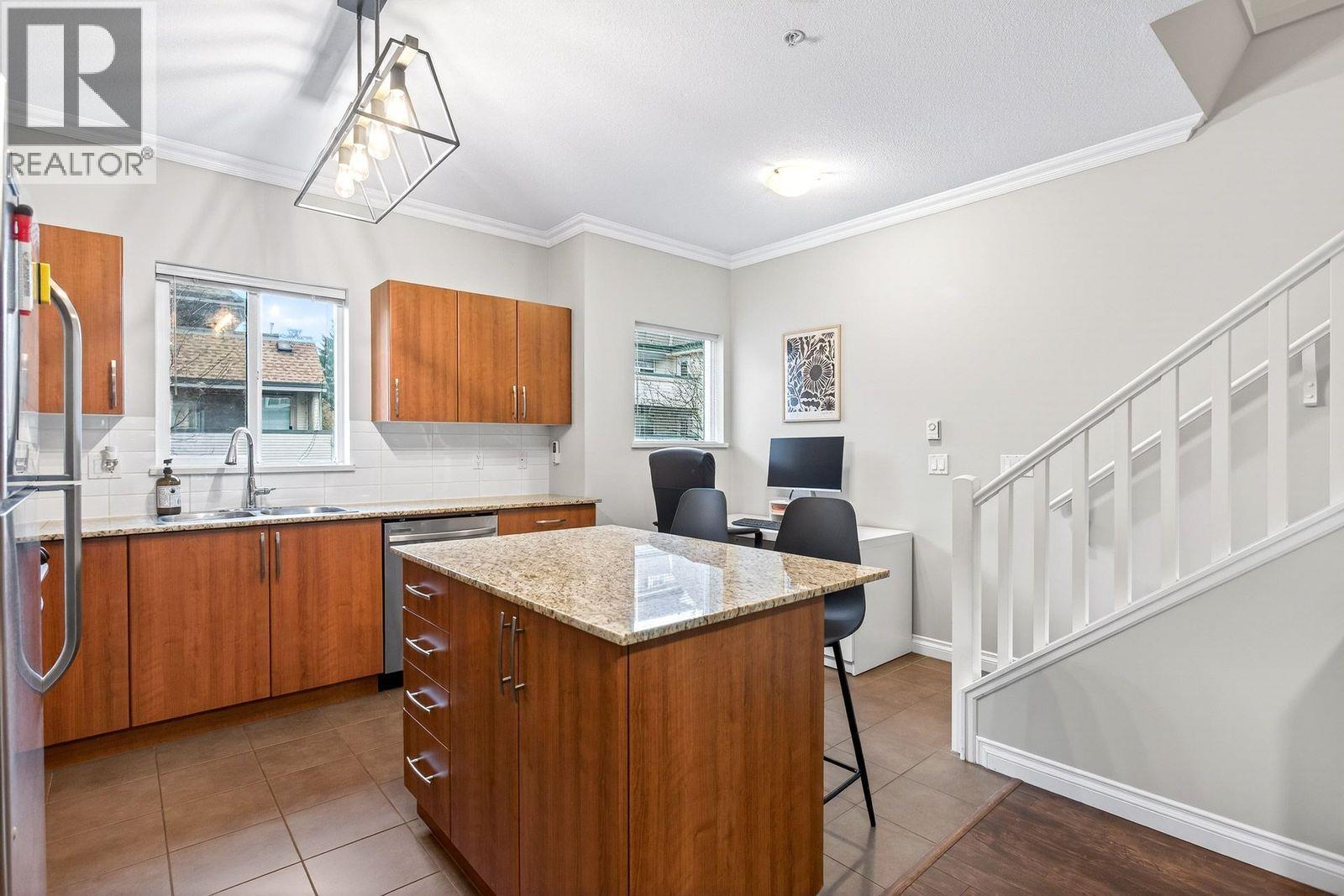 611 1661 Fraser Avenue, Port Coquitlam, BC - Indoor Photo Showing Kitchen