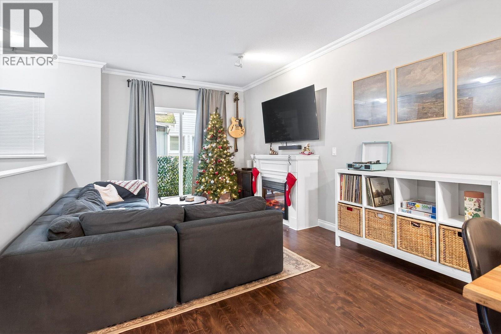611 1661 Fraser Avenue, Port Coquitlam, BC - Indoor Photo Showing Living Room With Fireplace