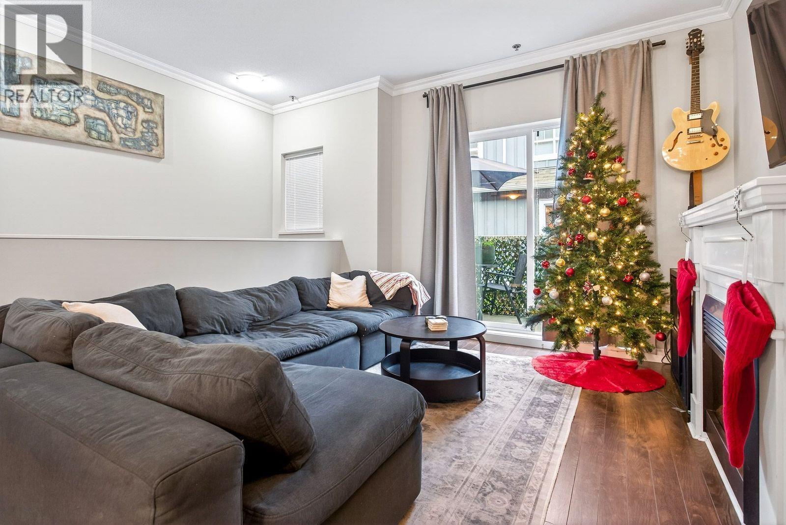 611 1661 Fraser Avenue, Port Coquitlam, BC - Indoor Photo Showing Living Room