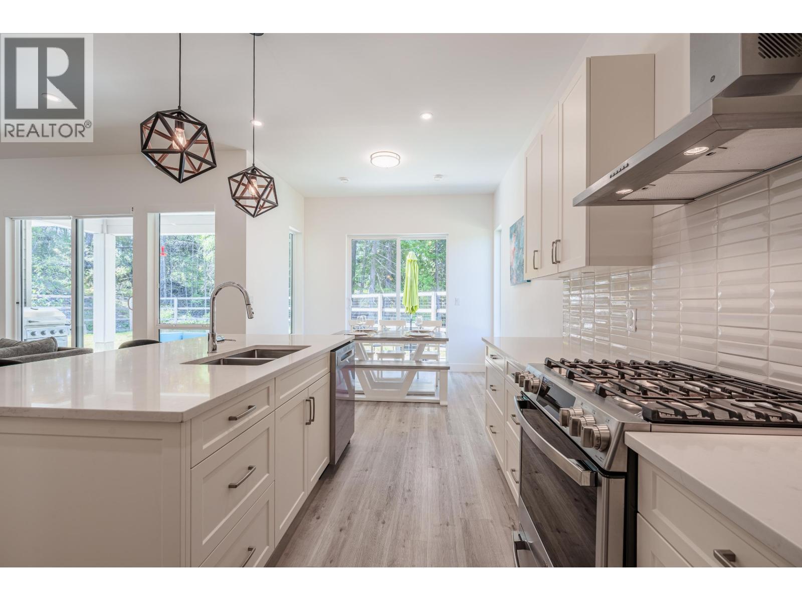 11120 Sunshine Coast Highway, Pender Harbour, BC - Indoor Photo Showing Kitchen With Double Sink With Upgraded Kitchen