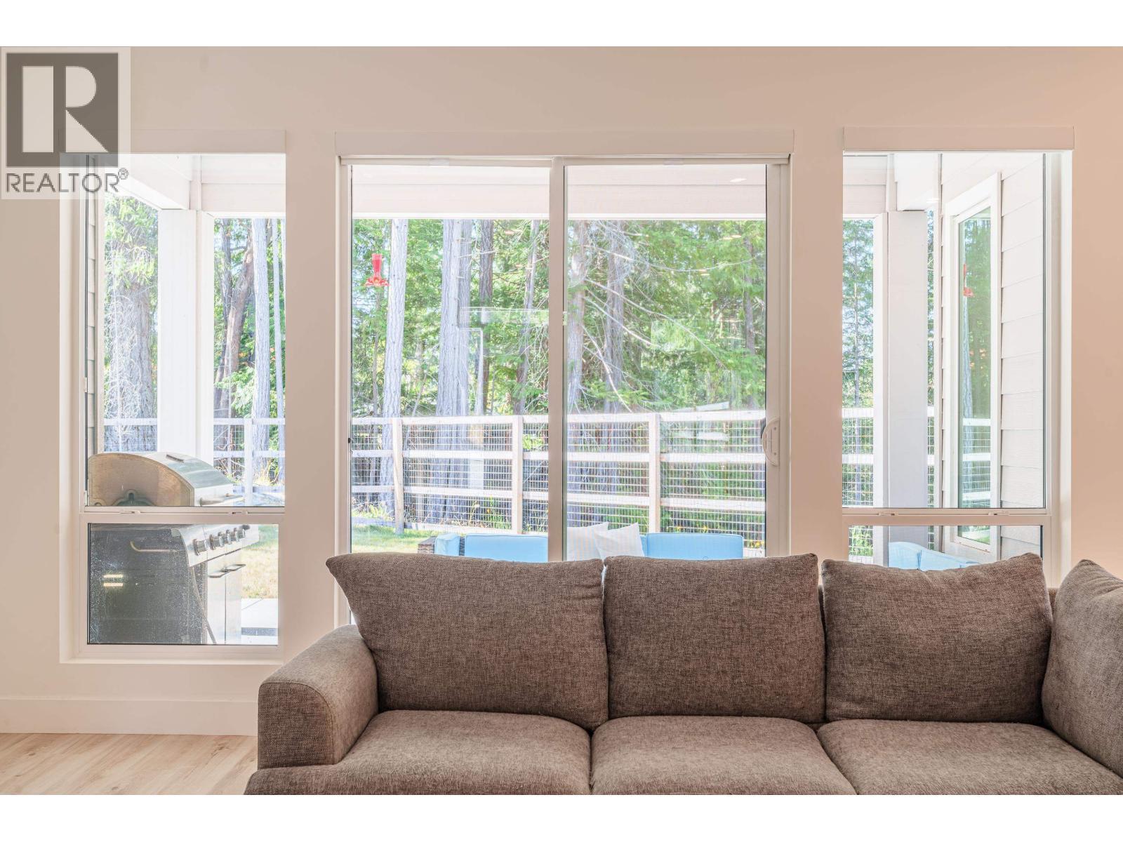 11120 Sunshine Coast Highway, Pender Harbour, BC - Indoor Photo Showing Living Room