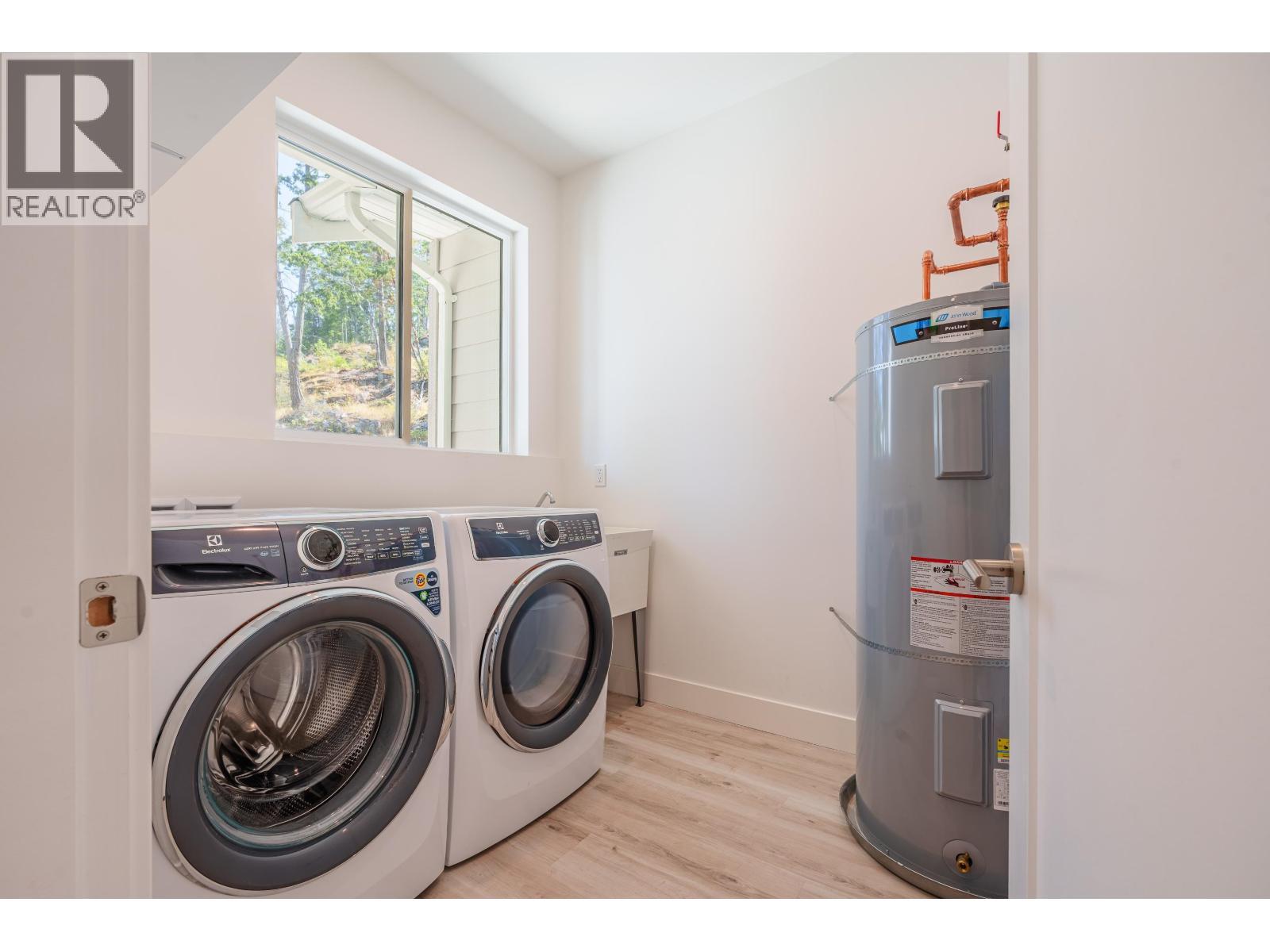 11120 Sunshine Coast Highway, Pender Harbour, BC - Indoor Photo Showing Laundry Room
