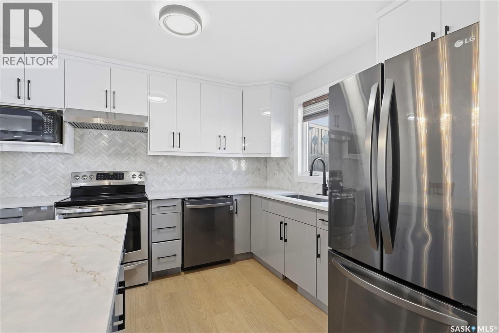 19 Barr Place, Saskatoon, SK - Indoor Photo Showing Kitchen With Upgraded Kitchen