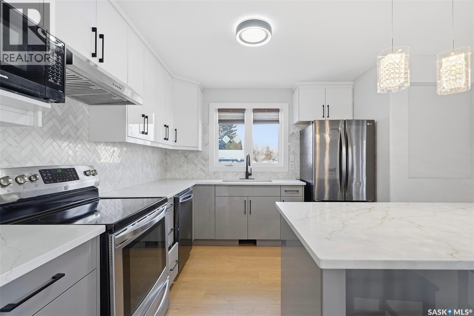 19 Barr Place, Saskatoon, SK - Indoor Photo Showing Kitchen With Upgraded Kitchen