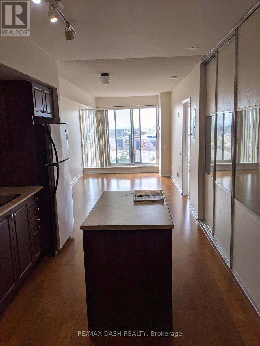 811 - 1040 The Queens Way, Toronto, ON - Indoor Photo Showing Kitchen