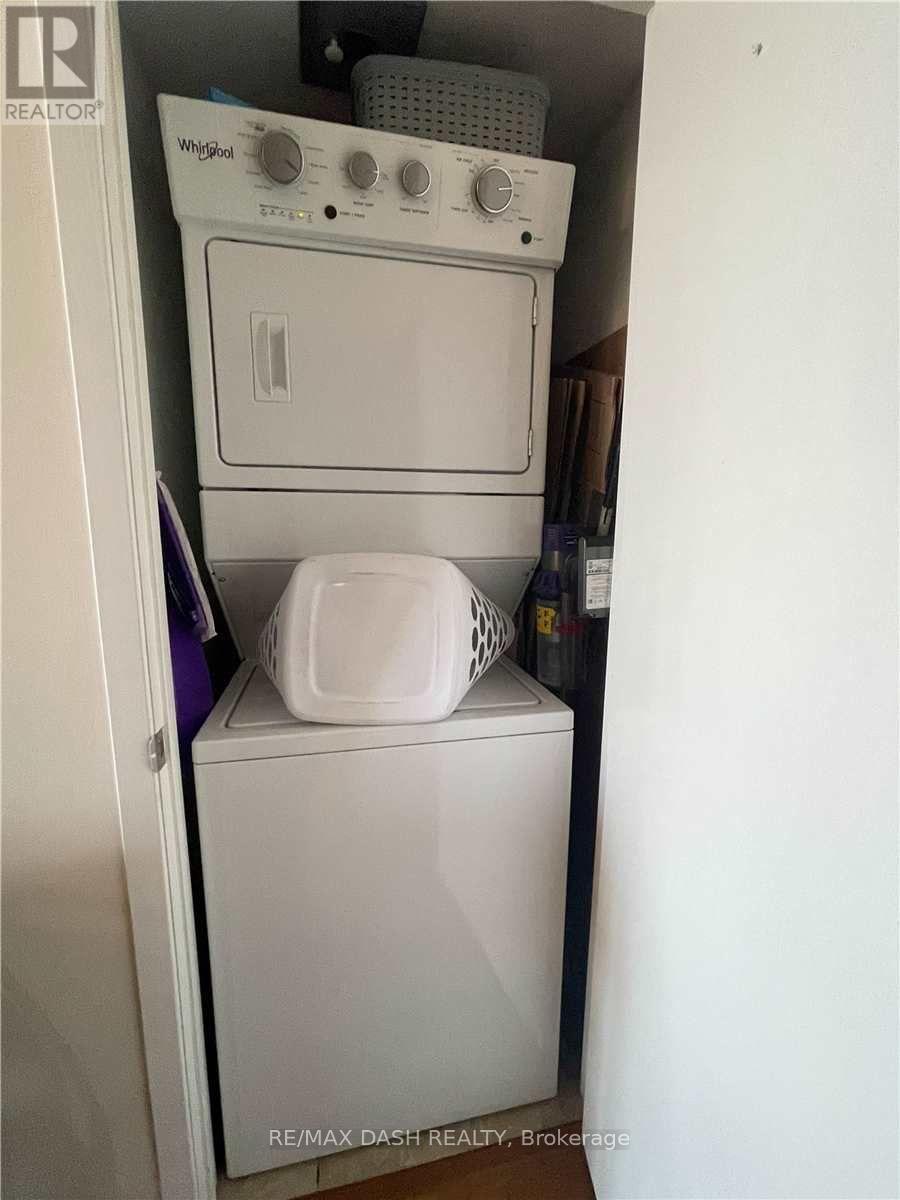 811 - 1040 The Queens Way, Toronto, ON - Indoor Photo Showing Laundry Room