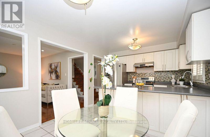 13 Galveston Crescent, Brampton, ON - Indoor Photo Showing Kitchen