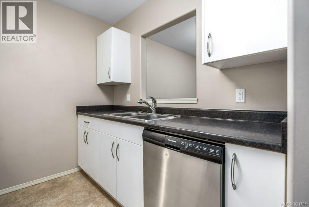 211 130 Back Rd, Courtenay, BC - Indoor Photo Showing Kitchen With Double Sink