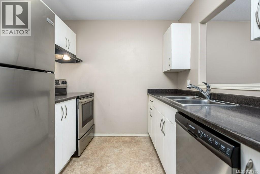 211 130 Back Rd, Courtenay, BC - Indoor Photo Showing Kitchen With Double Sink