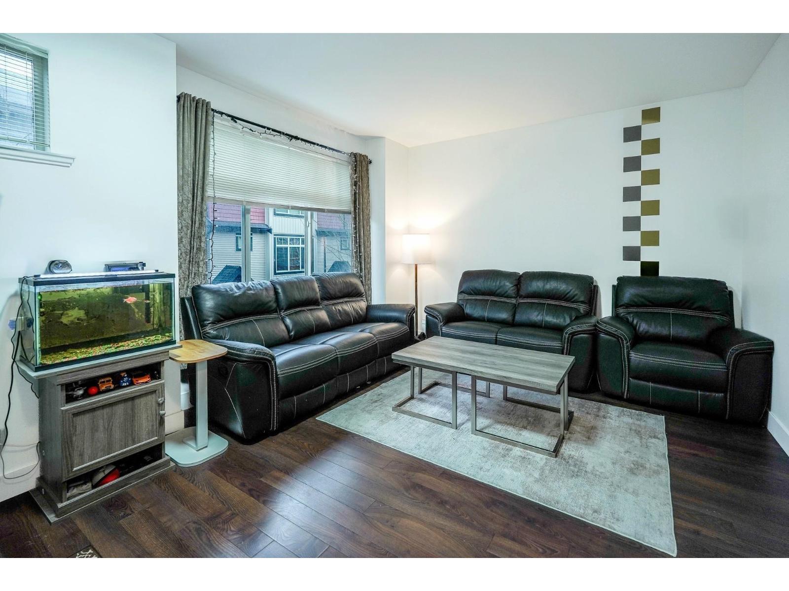100 6299 144 Street, Surrey, BC - Indoor Photo Showing Living Room