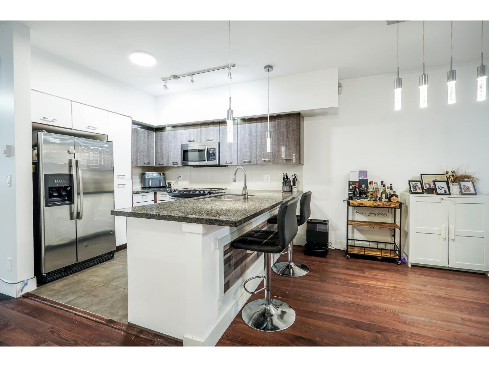 100 6299 144 Street, Surrey, BC - Indoor Photo Showing Kitchen With Upgraded Kitchen
