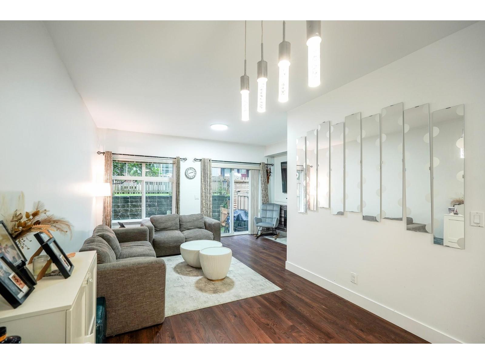 100 6299 144 Street, Surrey, BC - Indoor Photo Showing Living Room