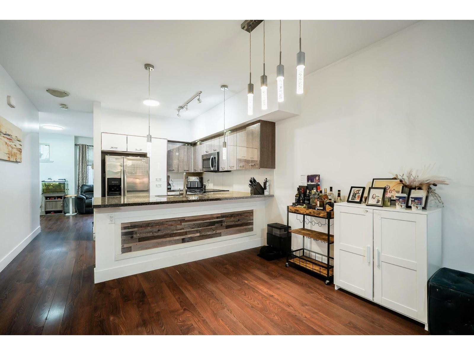 100 6299 144 Street, Surrey, BC - Indoor Photo Showing Kitchen