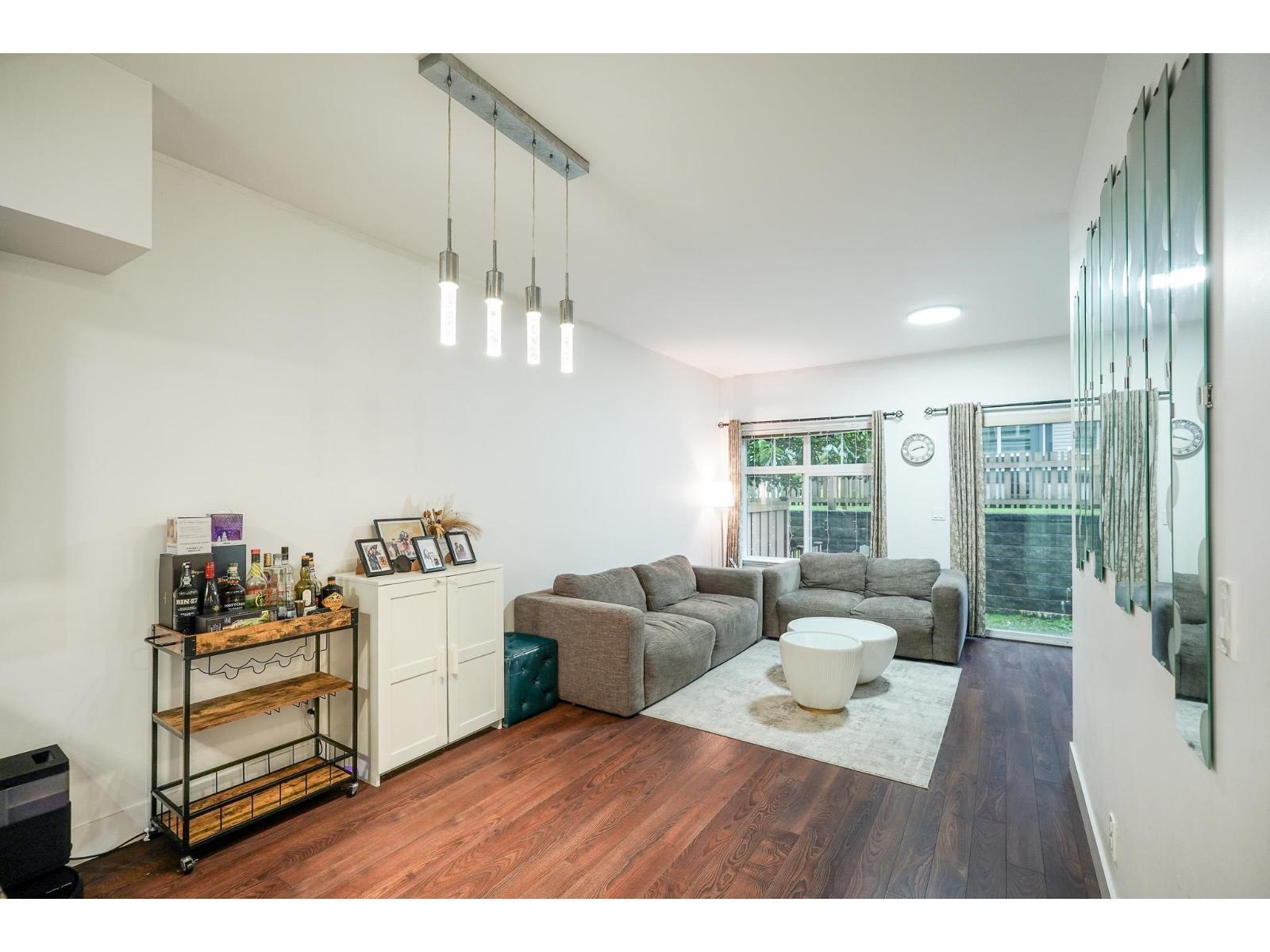 100 6299 144 Street, Surrey, BC - Indoor Photo Showing Living Room