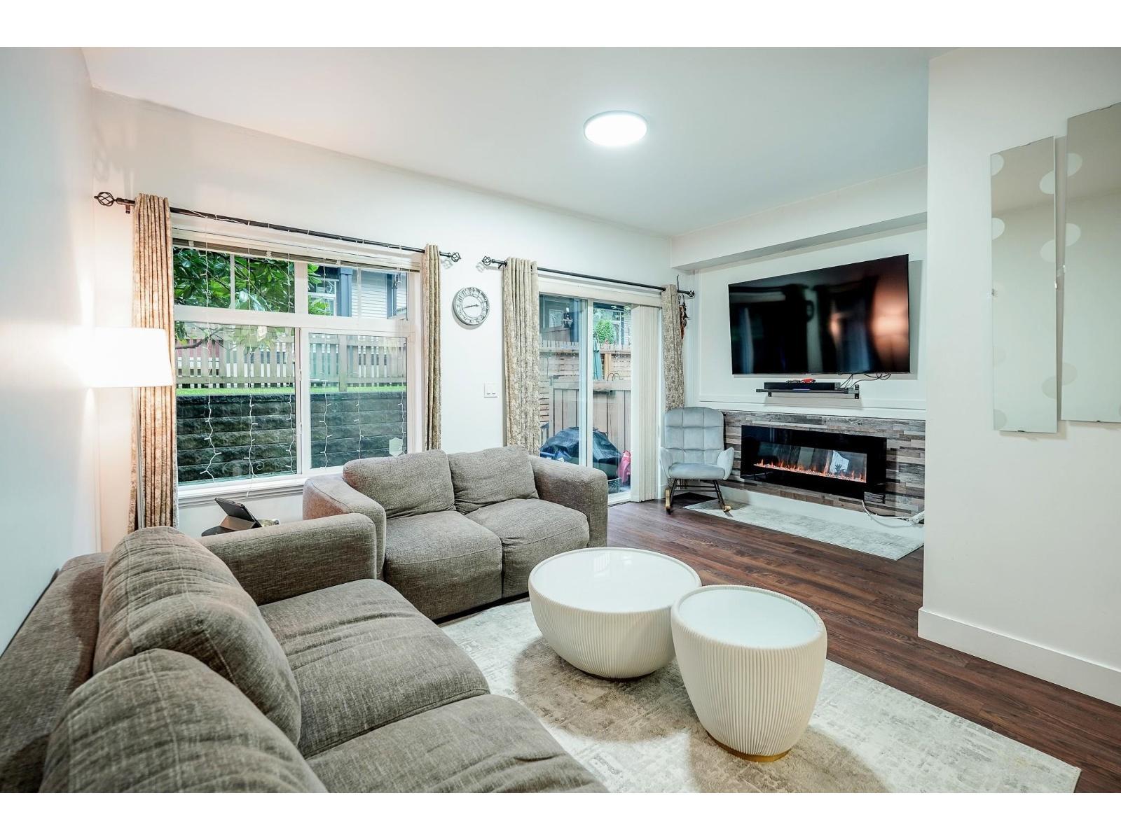 100 6299 144 Street, Surrey, BC - Indoor Photo Showing Living Room With Fireplace
