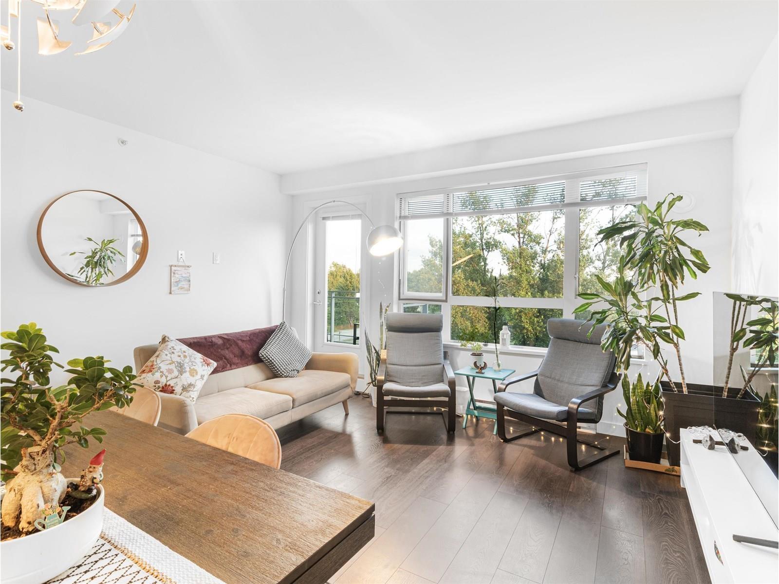 626 13963 105 Boulevard, Surrey, BC - Indoor Photo Showing Living Room