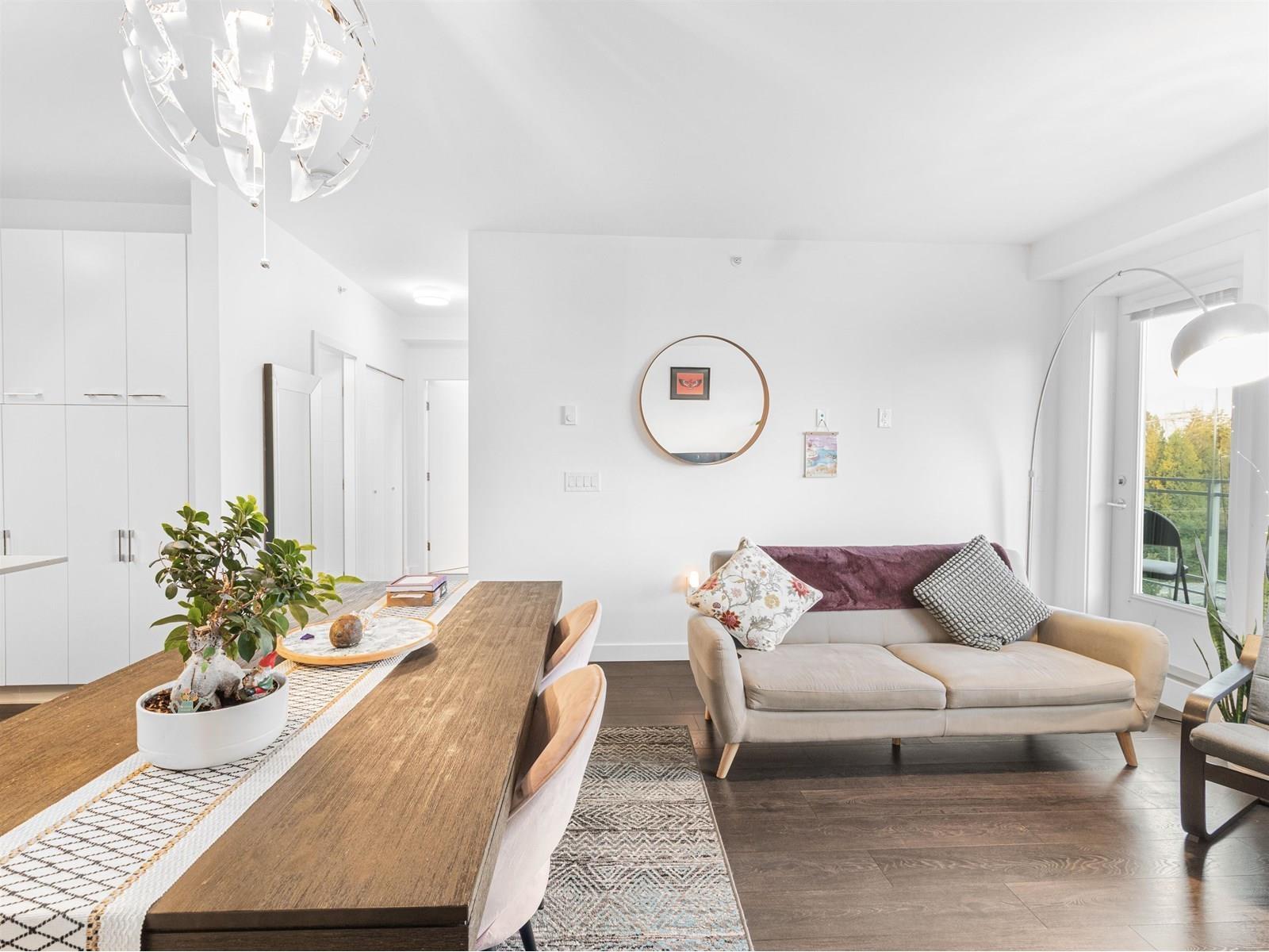 626 13963 105 Boulevard, Surrey, BC - Indoor Photo Showing Living Room