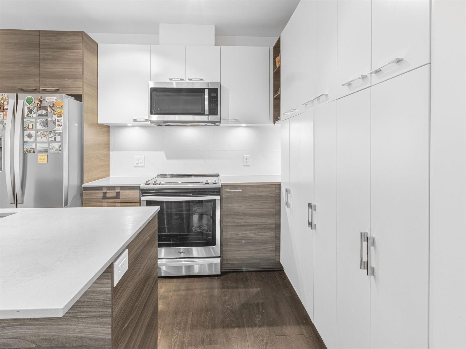 626 13963 105 Boulevard, Surrey, BC - Indoor Photo Showing Kitchen With Upgraded Kitchen