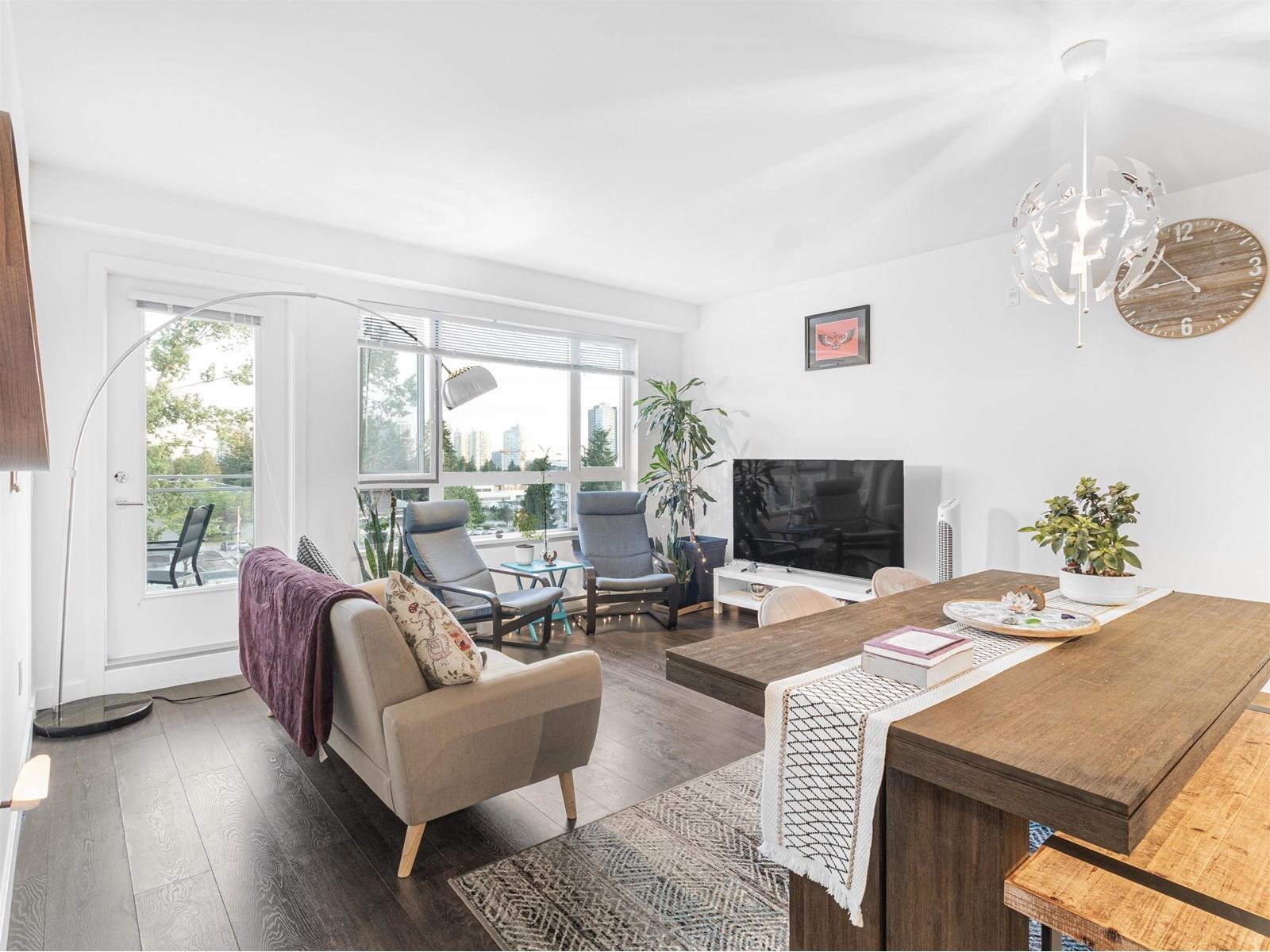 626 13963 105 Boulevard, Surrey, BC - Indoor Photo Showing Living Room