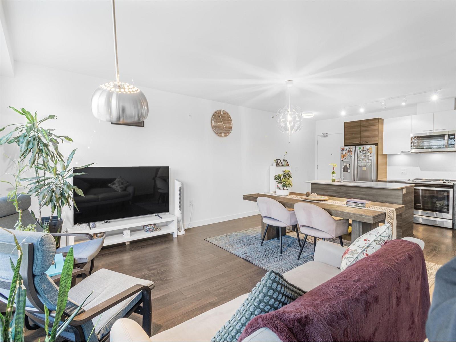 626 13963 105 Boulevard, Surrey, BC - Indoor Photo Showing Living Room