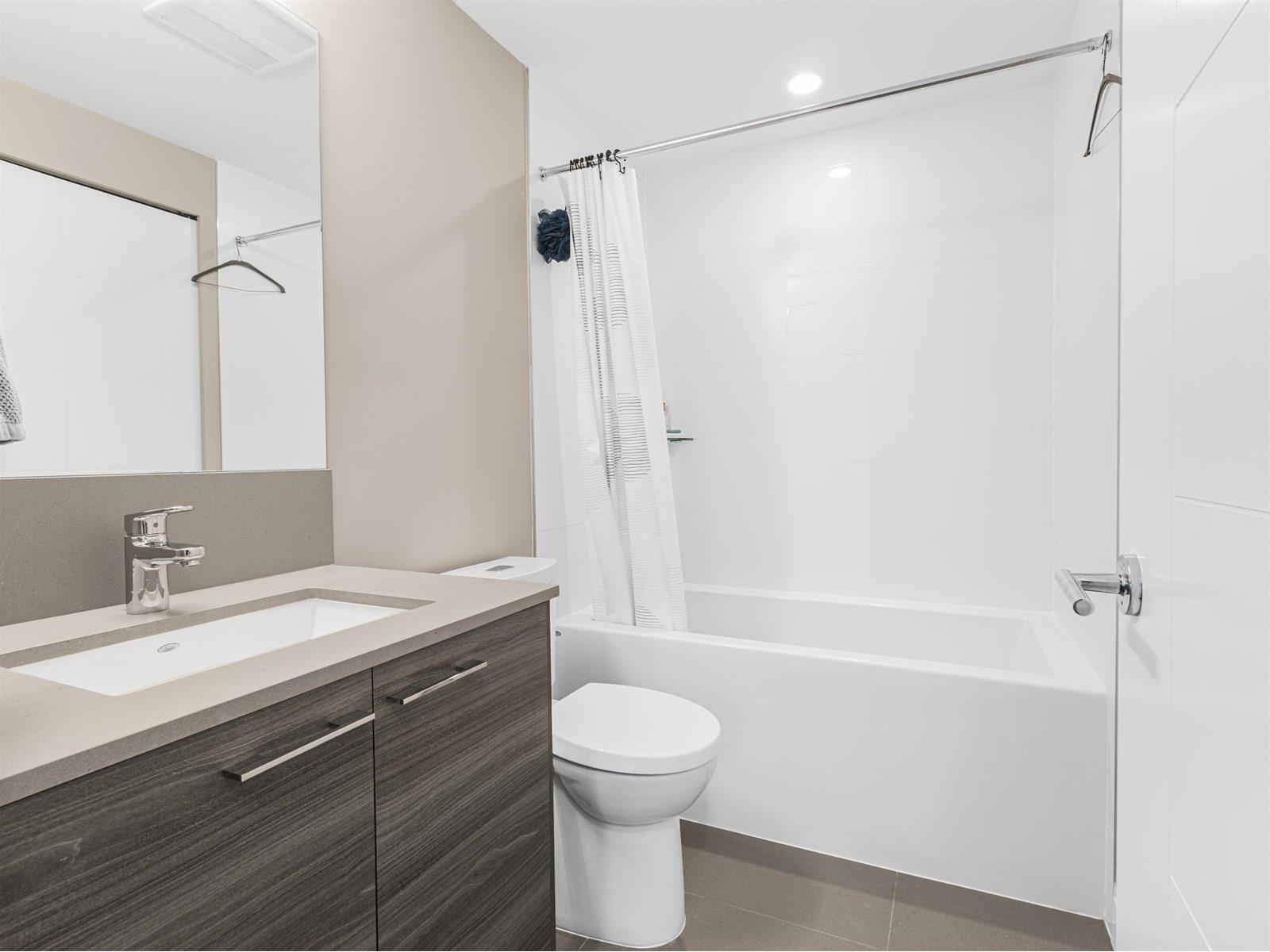 626 13963 105 Boulevard, Surrey, BC - Indoor Photo Showing Bathroom