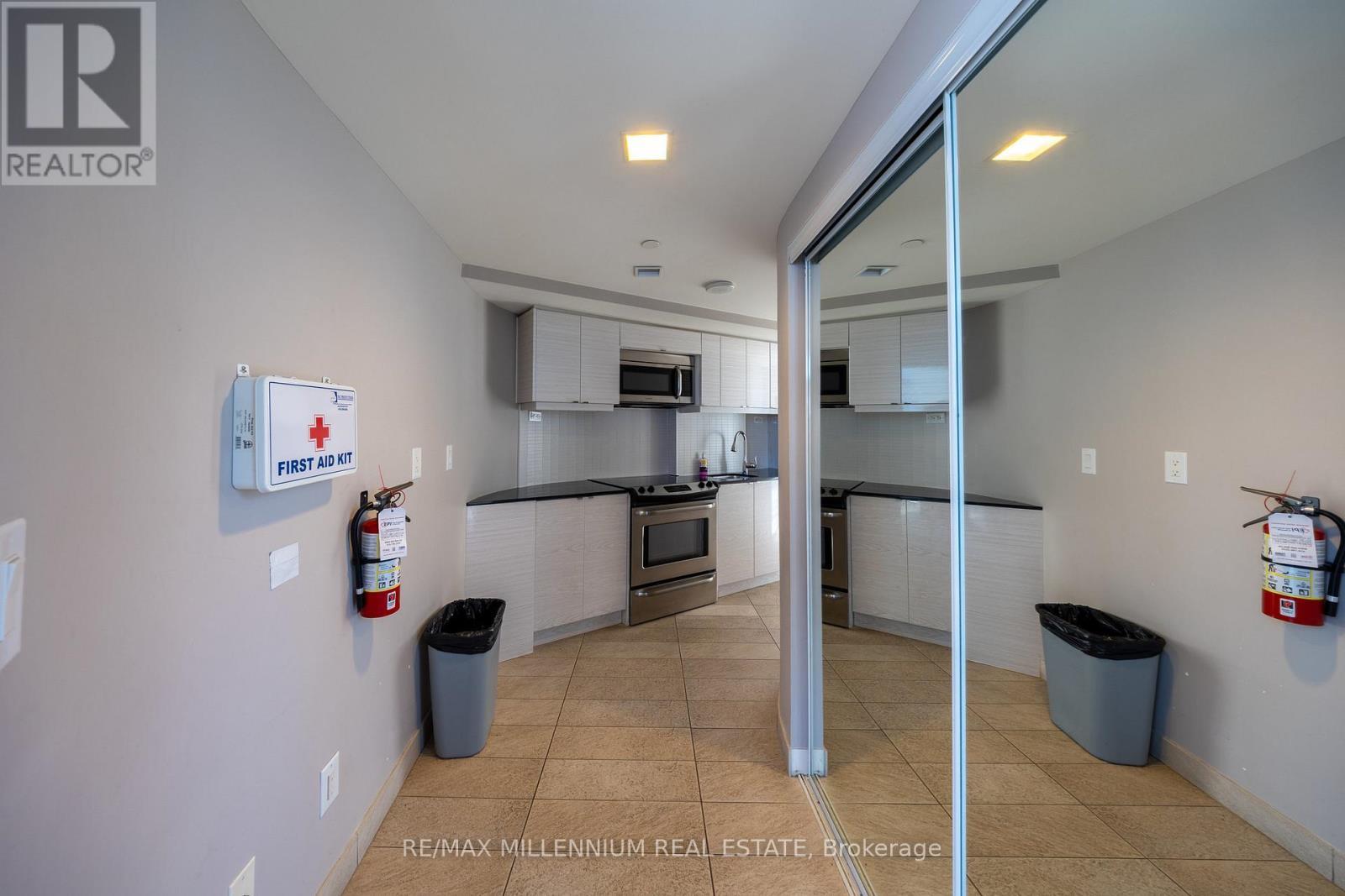 801 - 72 Esther Shiner Boulevard, Toronto, ON - Indoor Photo Showing Kitchen