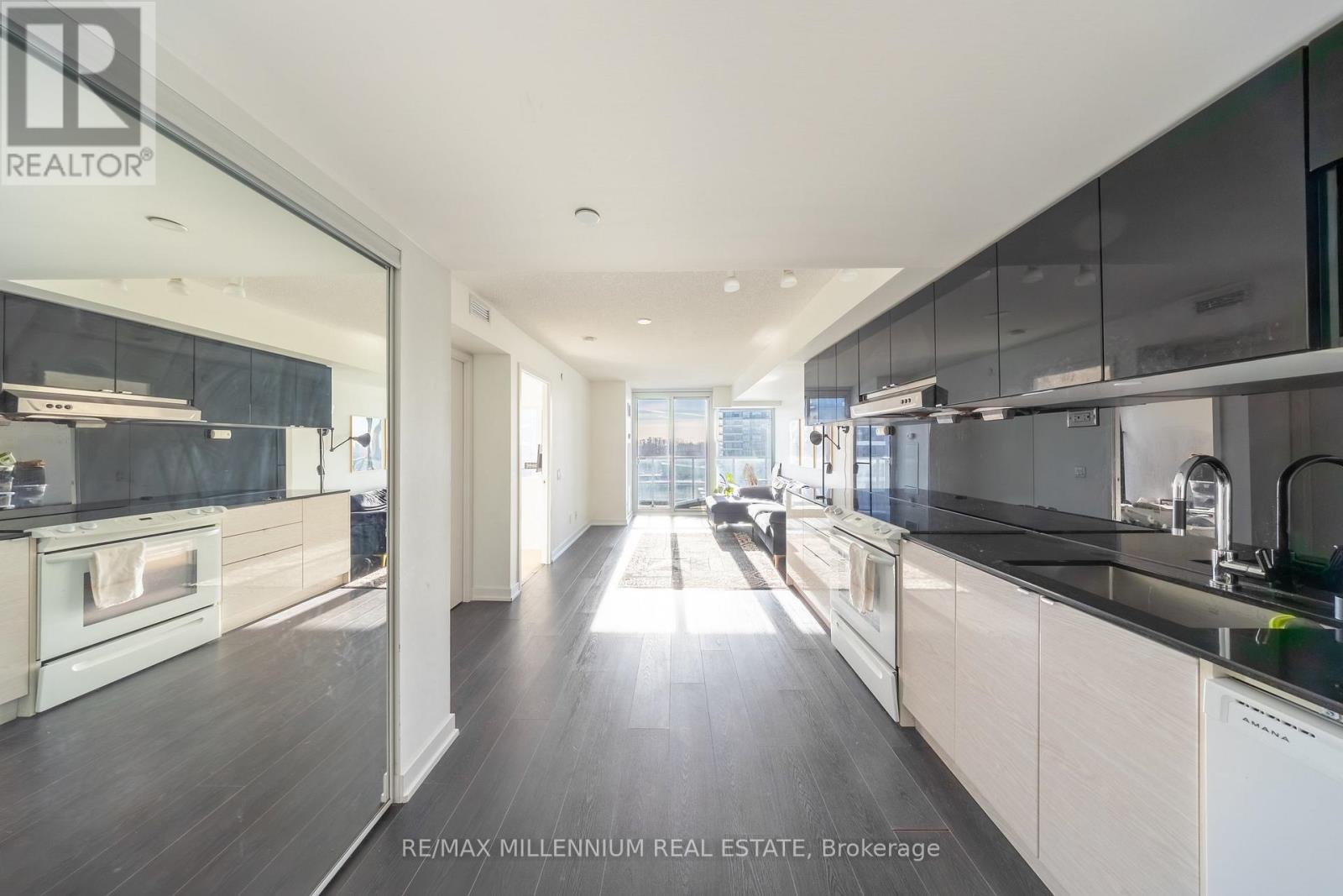 801 - 72 Esther Shiner Boulevard, Toronto, ON - Indoor Photo Showing Kitchen With Upgraded Kitchen
