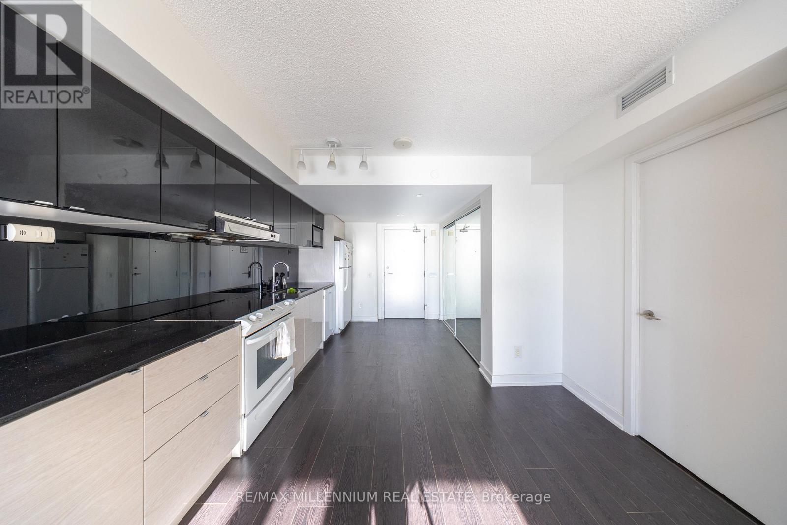 801 - 72 Esther Shiner Boulevard, Toronto, ON - Indoor Photo Showing Kitchen