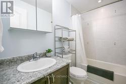 Bright 4-piece bathroom -