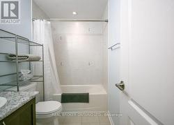 Bright 4-piece bathroom -