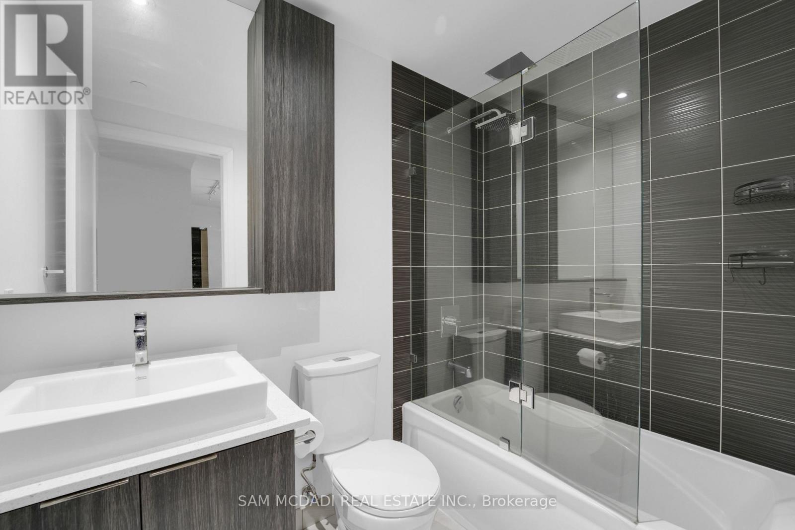 1010 - 110 Marine Parade Drive, Toronto, ON - Indoor Photo Showing Bathroom